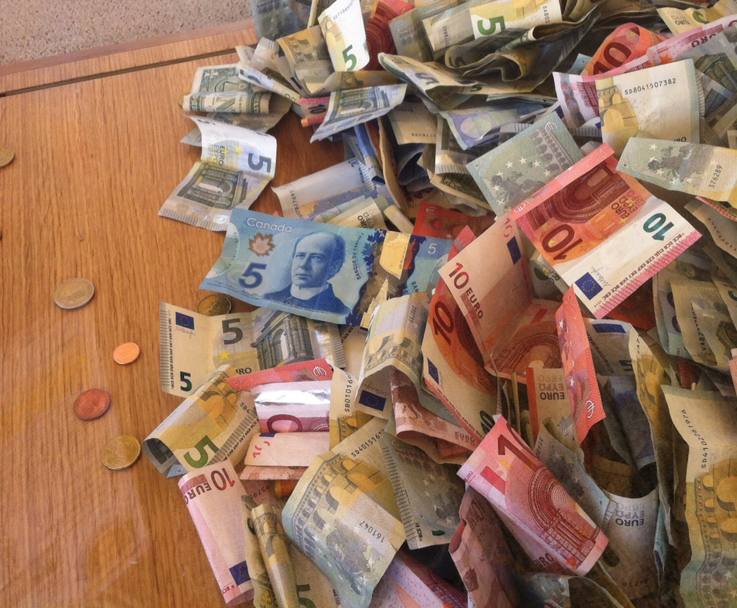 Banconote da tutti i paesi del mondo per la raccolta fondi in favore del Nepal dopo il terremoto delle scorse settimane. (Omnimilano)